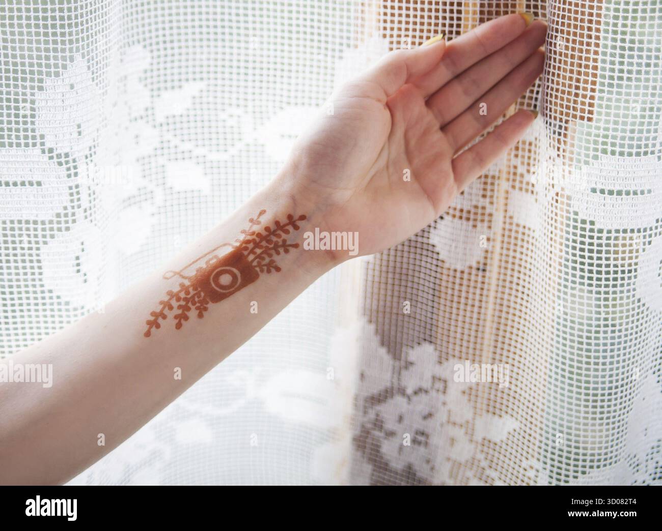 Henné tatouer un appareil photo sur la fille&#39, s main Banque D'Images