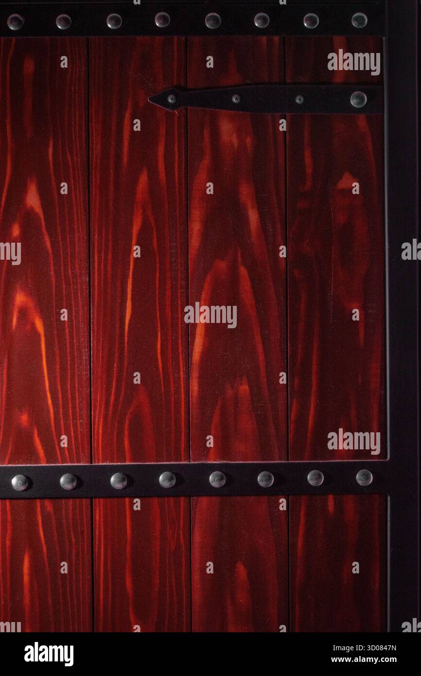 Porte en bois rouge cerise foncé avec poutres métalliques en fer gros plan Banque D'Images