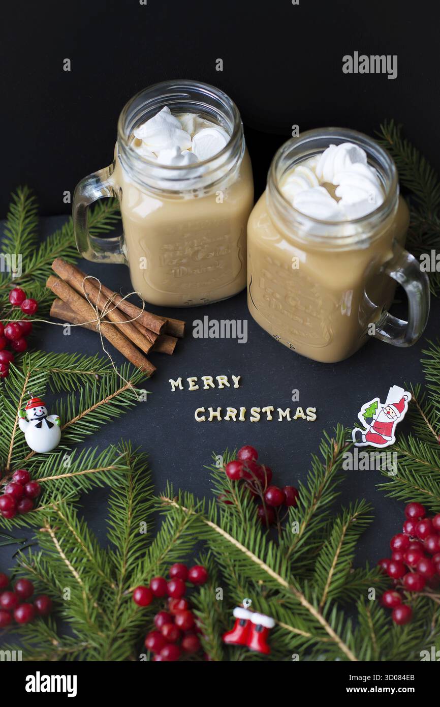 Marshmellou arbres de cacao chauds en arrière-plan. L'inscription Joyeux Noël Banque D'Images