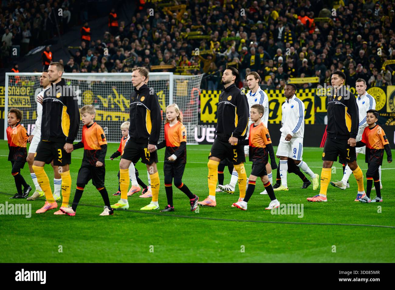 Copenhague, Danemark. 21 octobre 2025. Les joueurs du Borussia Dortmund entrent sur le terrain pour le match de l'UEFA Champions League entre le FC Copenhague et le Borussia Dortmund à Parken à Copenhague. Crédit : Gonzales photo/Alamy Live News Banque D'Images