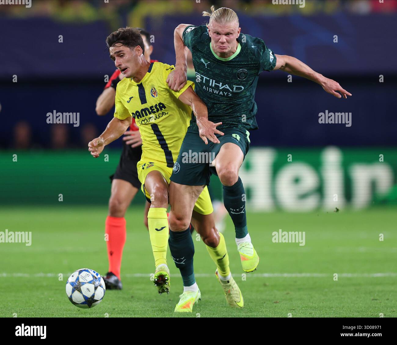 Villarreal, Espagne. 22 octobre 2025. Erling Haaland du Manchester City FC et Sergi Cardona du Villarreal CF lors du match de l'UEFA Champions League, entre Villarreal CF et Manchester City, stade la Ceramica le 21 octobre 2025 à Villarreal, Espagne. (Photo de Miguel Marruffo/PRESSIN) crédit : AGENCE SPORTIVE PRESSINPHOTO/Alamy Live News Banque D'Images