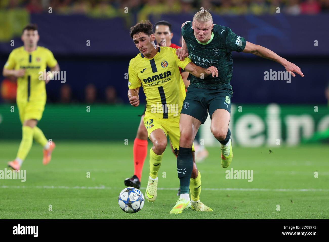 Villarreal, Espagne. 22 octobre 2025. Erling Haaland du Manchester City FC et Sergi Cardona du Villarreal CF lors du match de l'UEFA Champions League, entre Villarreal CF et Manchester City, stade la Ceramica le 21 octobre 2025 à Villarreal, Espagne. (Photo de Miguel Marruffo/PRESSIN) crédit : AGENCE SPORTIVE PRESSINPHOTO/Alamy Live News Banque D'Images