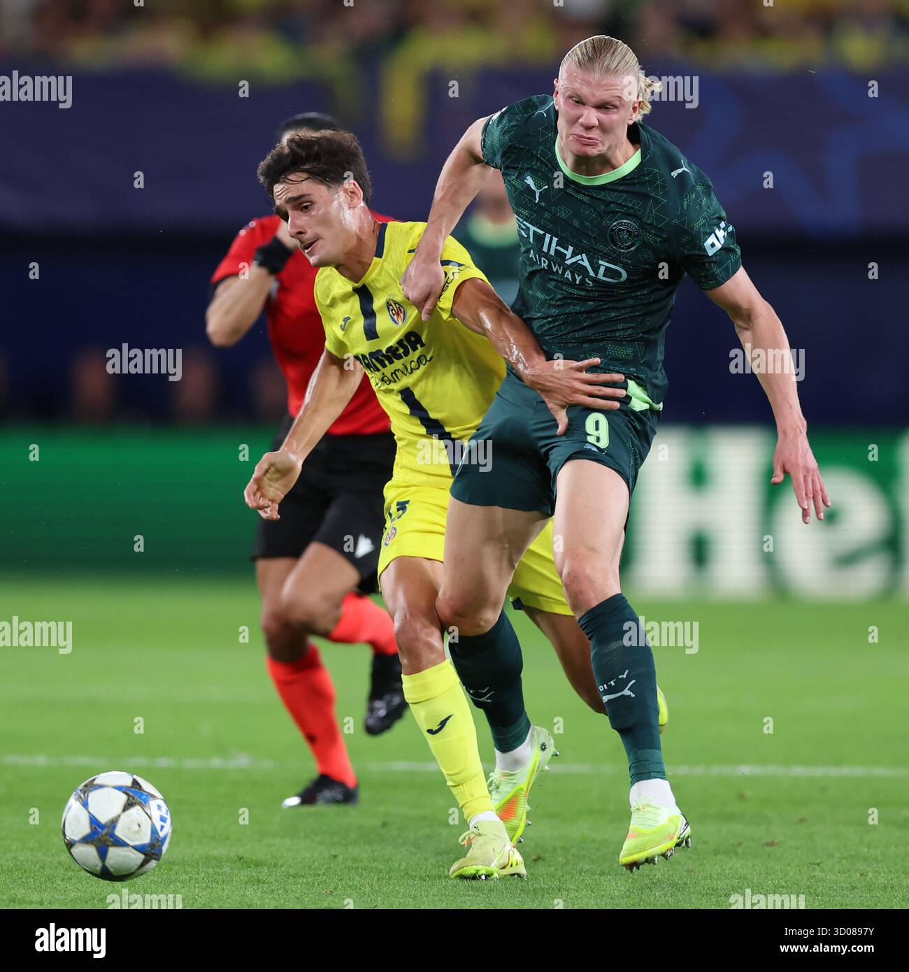 Villarreal, Espagne. 22 octobre 2025. Erling Haaland du Manchester City FC et Sergi Cardona du Villarreal CF lors du match de l'UEFA Champions League, entre Villarreal CF et Manchester City, stade la Ceramica le 21 octobre 2025 à Villarreal, Espagne. (Photo de Miguel Marruffo/PRESSIN) crédit : AGENCE SPORTIVE PRESSINPHOTO/Alamy Live News Banque D'Images