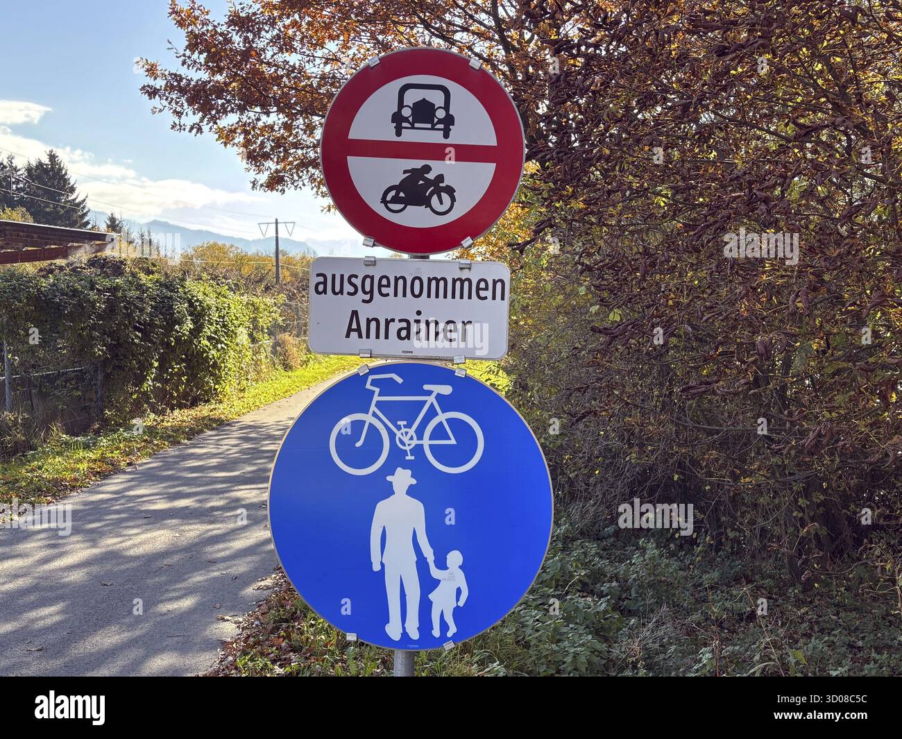 Panneaux routiers le long d'un sentier d'automne accessible aux cyclistes et aux piétons, tourisme à vélo, piste cyclable de Drau, Tyrol, Autriche Banque D'Images Panneaux routiers le long d'un sentier d'automne accessible aux cyclistes et aux piétons, tourisme à vélo, piste cyclable de Drau, Tyrol, Autriche Banque D'Images