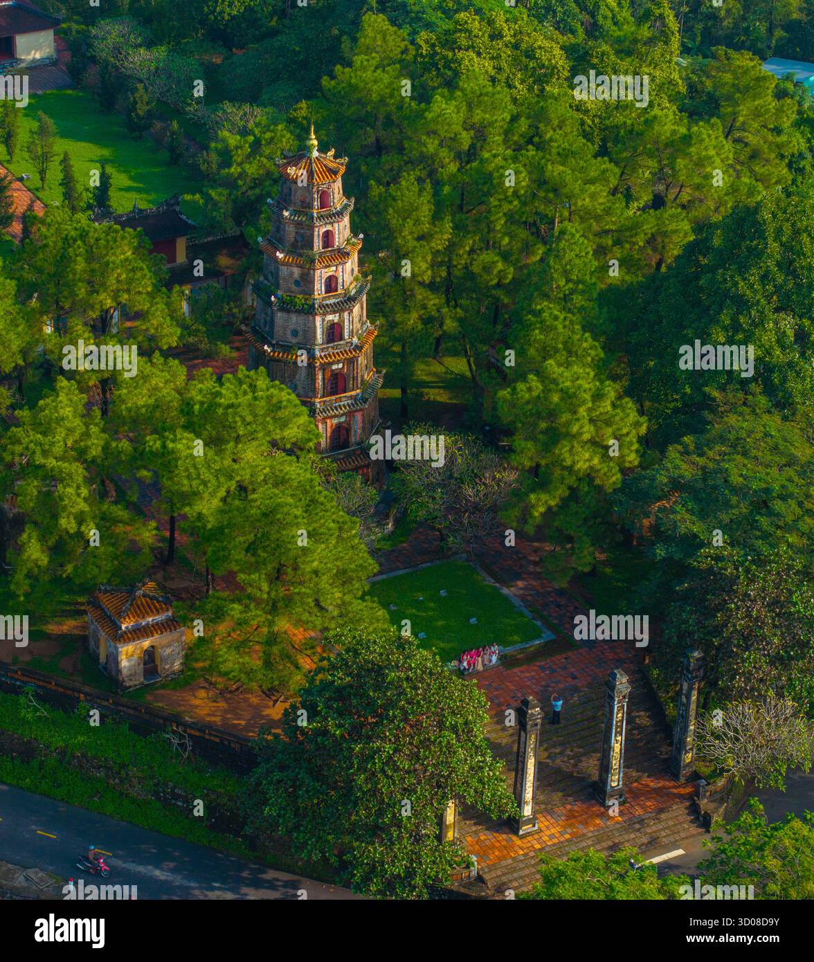 Vue aérienne de la pagode Thien Mu à Hue, Vietnam, l'une des anciennes pagodes de la ville de Hue. Il est situé sur les rives de la rivière Huong. Bel endroit et Banque D'Images Vue aérienne de la pagode Thien Mu à Hue, Vietnam, l'une des anciennes pagodes de la ville de Hue. Il est situé sur les rives de la rivière Huong. Bel endroit et Banque D'Images