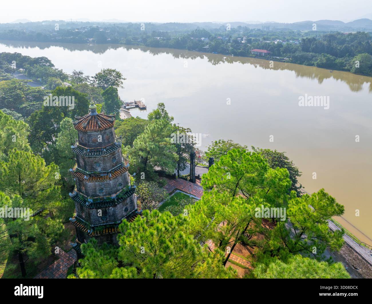 Vue aérienne de la pagode Thien Mu à Hue, Vietnam, l'une des anciennes pagodes de la ville de Hue. Il est situé sur les rives de la rivière Huong. Bel endroit et Banque D'Images Vue aérienne de la pagode Thien Mu à Hue, Vietnam, l'une des anciennes pagodes de la ville de Hue. Il est situé sur les rives de la rivière Huong. Bel endroit et Banque D'Images