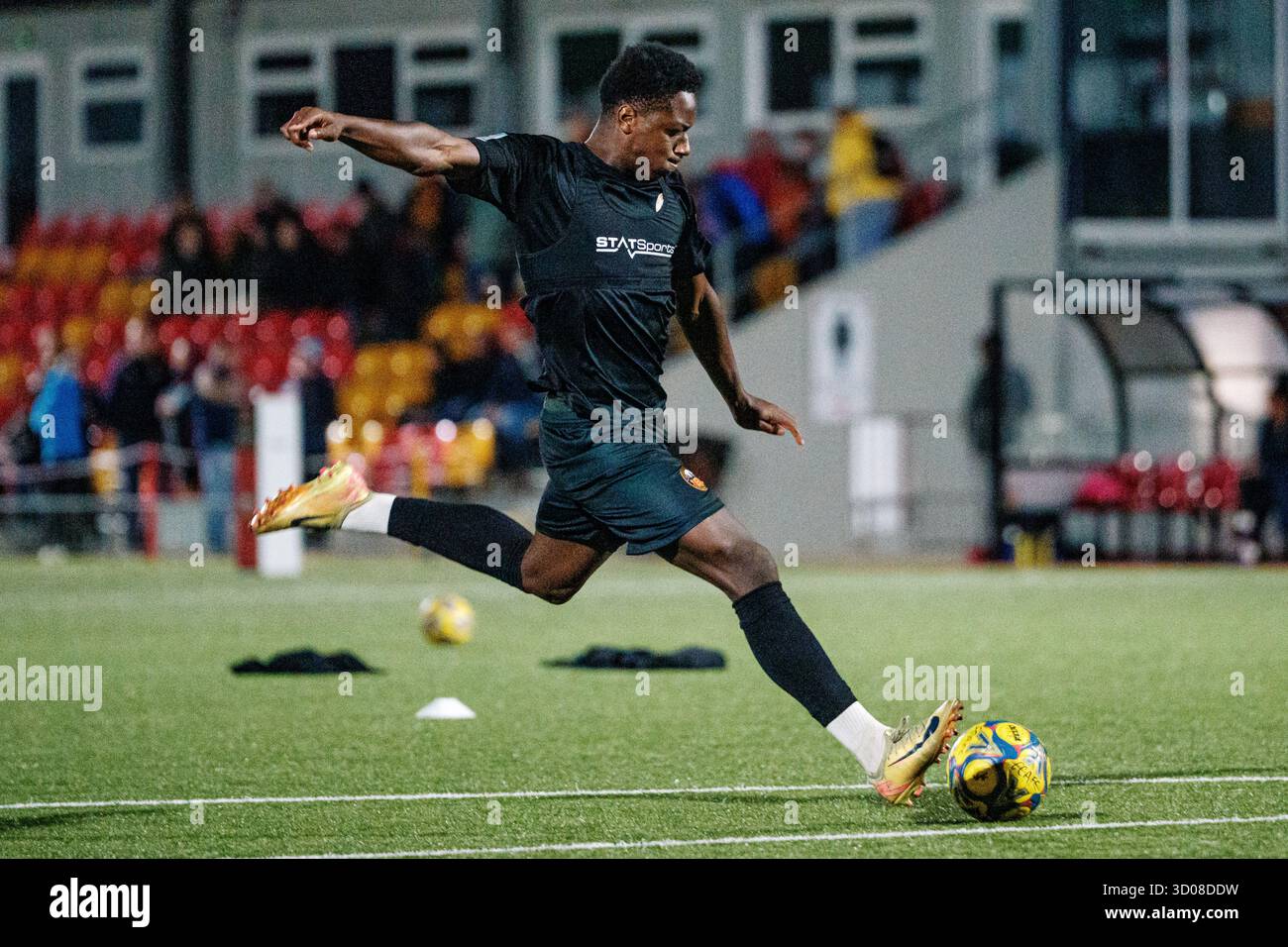 Gloucester, Angleterre, Royaume-Uni, 21 octobre 2025. Sopuruchukwu Obieri de l'AFC de Gloucester City se réchauffe avant le match de football de la Southern League premier South Gloucester City AFC contre Berkhamsted (crédit : Luke Hastings/Alamy Live News) Banque D'Images Gloucester, Angleterre, Royaume-Uni, 21 octobre 2025. Sopuruchukwu Obieri de l'AFC de Gloucester City se réchauffe avant le match de football de la Southern League premier South Gloucester City AFC contre Berkhamsted (crédit : Luke Hastings/Alamy Live News) Banque D'Images