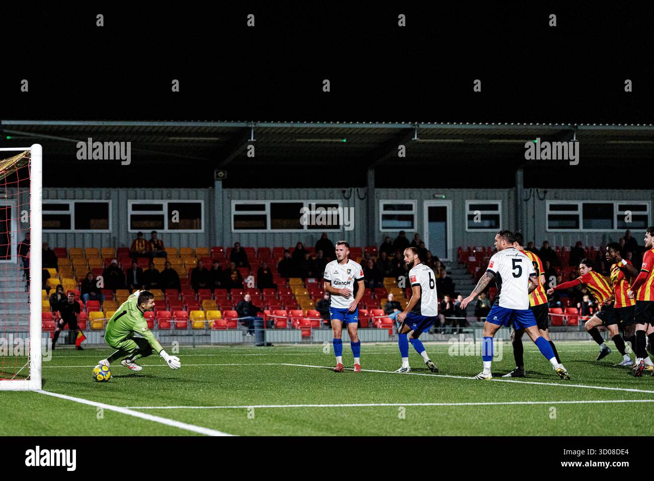 Gloucester, Angleterre, Royaume-Uni, 21 octobre 2025. Elis Watts de Gloucester City AFC marque un but lors du Southern League premier South Football match Gloucester City AFC contre Berkhamsted (crédit : Luke Hastings/Alamy Live News) Banque D'Images Gloucester, Angleterre, Royaume-Uni, 21 octobre 2025. Elis Watts de Gloucester City AFC marque un but lors du Southern League premier South Football match Gloucester City AFC contre Berkhamsted (crédit : Luke Hastings/Alamy Live News) Banque D'Images