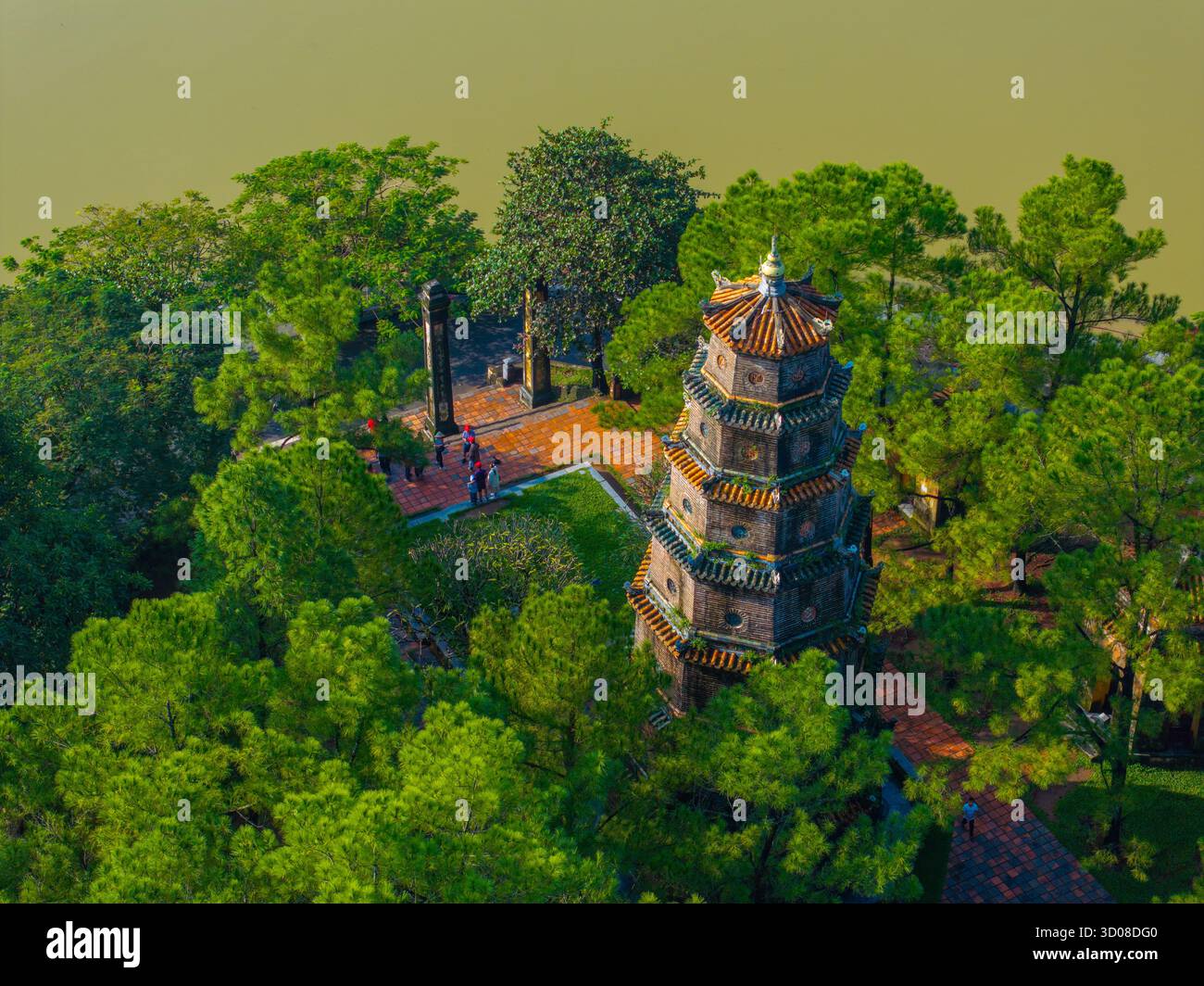 Vue aérienne de la pagode Thien Mu à Hue, Vietnam, l'une des anciennes pagodes de la ville de Hue. Il est situé sur les rives de la rivière Huong. Bel endroit et Banque D'Images Vue aérienne de la pagode Thien Mu à Hue, Vietnam, l'une des anciennes pagodes de la ville de Hue. Il est situé sur les rives de la rivière Huong. Bel endroit et Banque D'Images