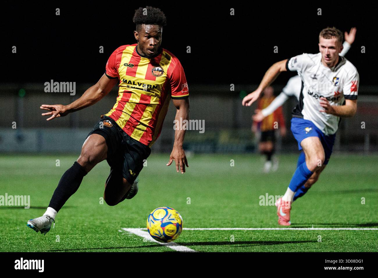 Gloucester, Angleterre, Royaume-Uni, 21 octobre 2025. Le roi Baidoo de Gloucester City AFC dribble dans la boîte de Berkhamsted pendant le Southern League premier South Football match Gloucester City AFC contre Berkhamsted (crédit : Luke Hastings/Alamy Live News) Banque D'Images Gloucester, Angleterre, Royaume-Uni, 21 octobre 2025. Le roi Baidoo de Gloucester City AFC dribble dans la boîte de Berkhamsted pendant le Southern League premier South Football match Gloucester City AFC contre Berkhamsted (crédit : Luke Hastings/Alamy Live News) Banque D'Images