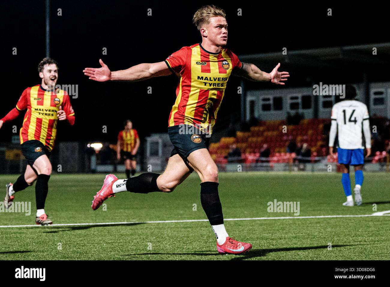 Gloucester, Angleterre, Royaume-Uni, 21 octobre 2025. Dylan Jones de Gloucester City AFC célèbre après avoir marqué lors du Southern League premier South Football match Gloucester City AFC contre Berkhamsted (crédit : Luke Hastings/Alamy Live News) Banque D'Images
