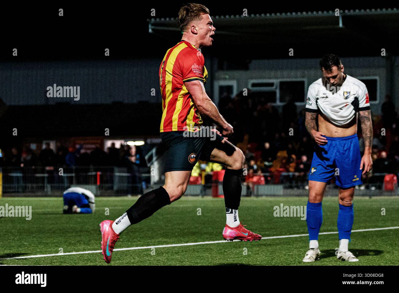 Gloucester, Angleterre, Royaume-Uni, 21 octobre 2025. Dylan Jones de Gloucester City AFC célèbre après avoir marqué lors du Southern League premier South Football match Gloucester City AFC contre Berkhamsted (crédit : Luke Hastings/Alamy Live News) Banque D'Images