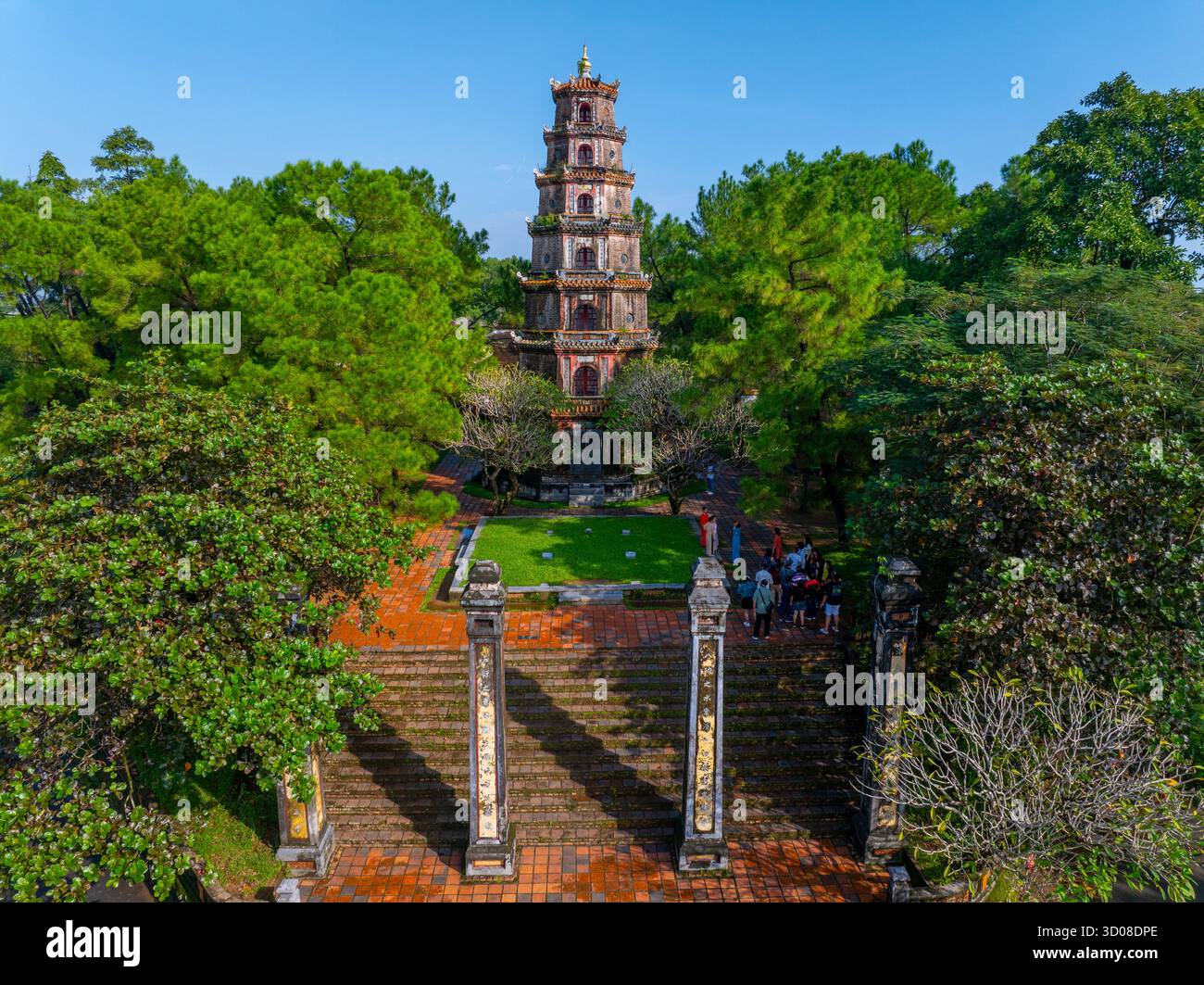 Vue aérienne de la pagode Thien Mu à Hue, Vietnam, l'une des anciennes pagodes de la ville de Hue. Il est situé sur les rives de la rivière Huong. Bel endroit et Banque D'Images Vue aérienne de la pagode Thien Mu à Hue, Vietnam, l'une des anciennes pagodes de la ville de Hue. Il est situé sur les rives de la rivière Huong. Bel endroit et Banque D'Images