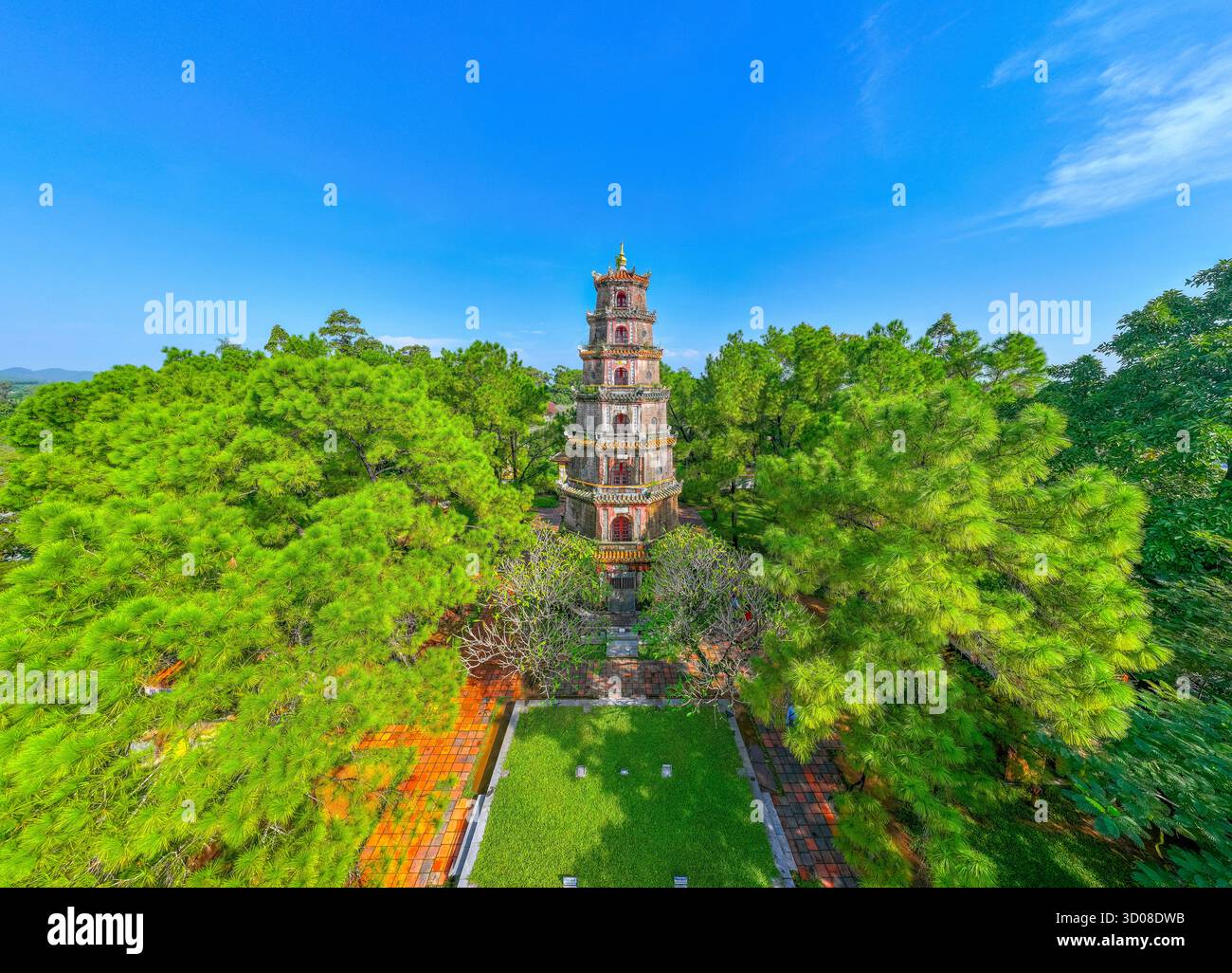 Vue aérienne de la pagode Thien Mu à Hue, Vietnam, l'une des anciennes pagodes de la ville de Hue. Il est situé sur les rives de la rivière Huong. Bel endroit et Banque D'Images Vue aérienne de la pagode Thien Mu à Hue, Vietnam, l'une des anciennes pagodes de la ville de Hue. Il est situé sur les rives de la rivière Huong. Bel endroit et Banque D'Images