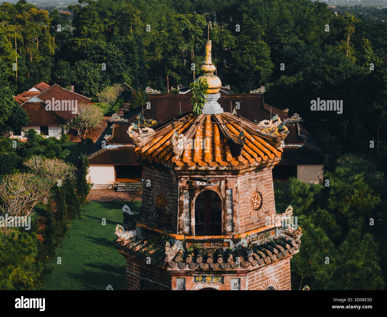 Vue aérienne de la pagode Thien Mu à Hue, Vietnam, l'une des anciennes pagodes de la ville de Hue. Il est situé sur les rives de la rivière Huong. Bel endroit et Banque D'Images Vue aérienne de la pagode Thien Mu à Hue, Vietnam, l'une des anciennes pagodes de la ville de Hue. Il est situé sur les rives de la rivière Huong. Bel endroit et Banque D'Images