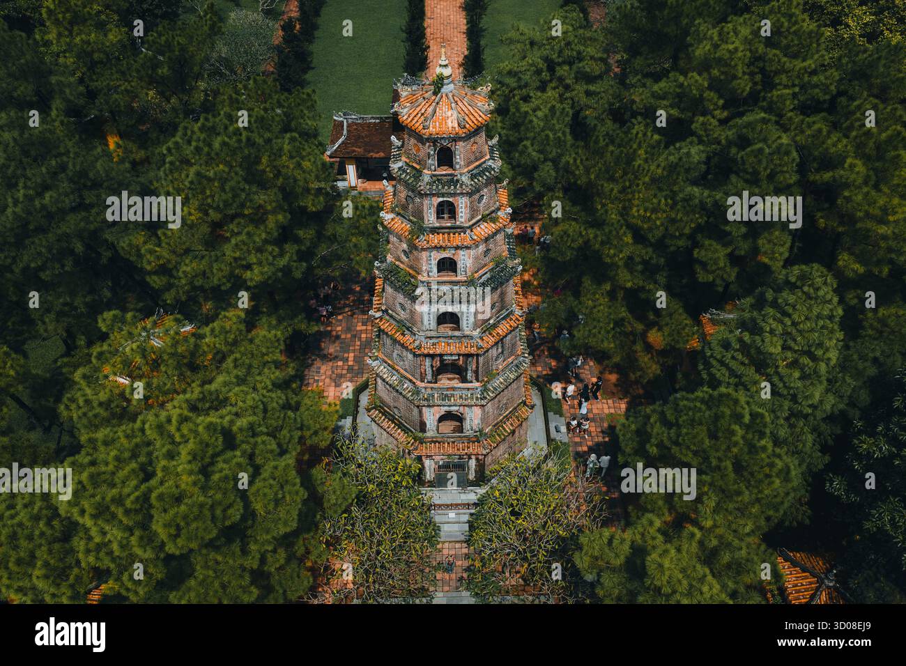 Vue aérienne de la pagode Thien Mu à Hue, Vietnam, l'une des anciennes pagodes de la ville de Hue. Il est situé sur les rives de la rivière Huong. Bel endroit et Banque D'Images Vue aérienne de la pagode Thien Mu à Hue, Vietnam, l'une des anciennes pagodes de la ville de Hue. Il est situé sur les rives de la rivière Huong. Bel endroit et Banque D'Images