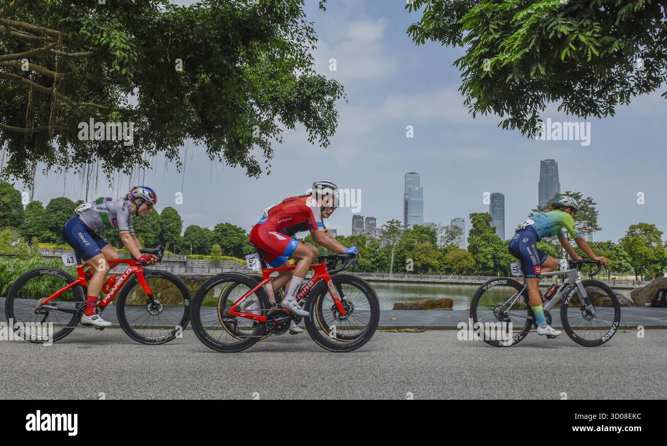 Les coureurs participent à l'UCI WorldTour Tour Tour de Guangxi 2025 à Nanning City, dans la région autonome du Guangxi, au sud de la Chine, le 19 octobre 2025. (Photo par Imaginechina/Sipa USA) crédit : Sipa US/Alamy Live News Banque D'Images