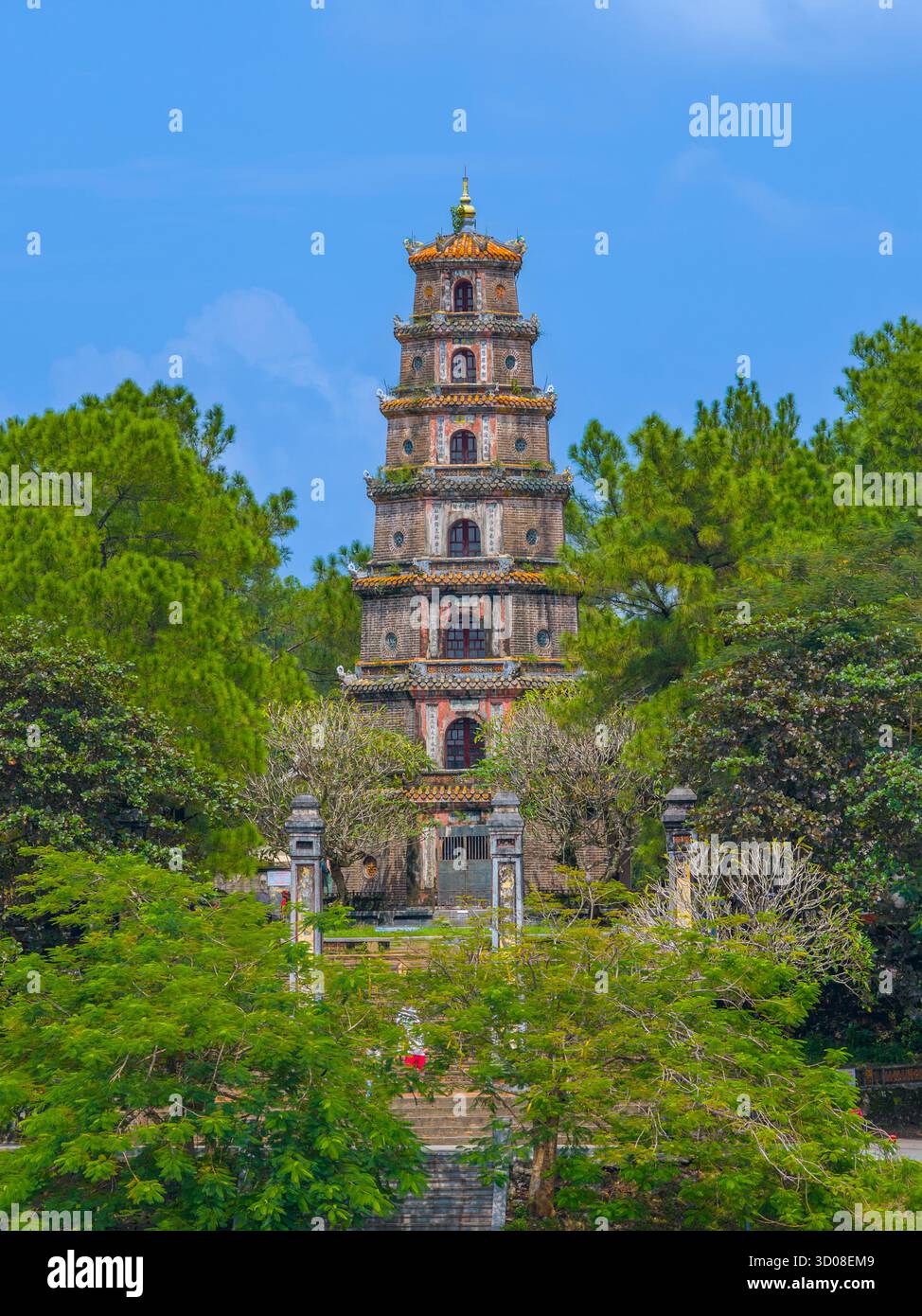 Vue aérienne de la pagode Thien Mu à Hue, Vietnam, l'une des anciennes pagodes de la ville de Hue. Il est situé sur les rives de la rivière Huong. Bel endroit et Banque D'Images Vue aérienne de la pagode Thien Mu à Hue, Vietnam, l'une des anciennes pagodes de la ville de Hue. Il est situé sur les rives de la rivière Huong. Bel endroit et Banque D'Images