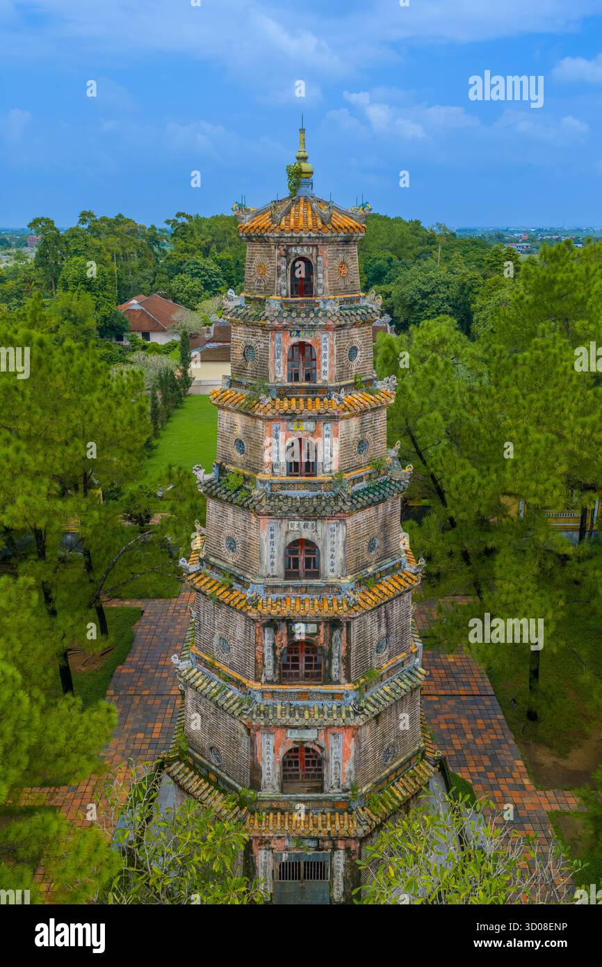 Vue aérienne de la pagode Thien Mu à Hue, Vietnam, l'une des anciennes pagodes de la ville de Hue. Il est situé sur les rives de la rivière Huong. Bel endroit et Banque D'Images Vue aérienne de la pagode Thien Mu à Hue, Vietnam, l'une des anciennes pagodes de la ville de Hue. Il est situé sur les rives de la rivière Huong. Bel endroit et Banque D'Images