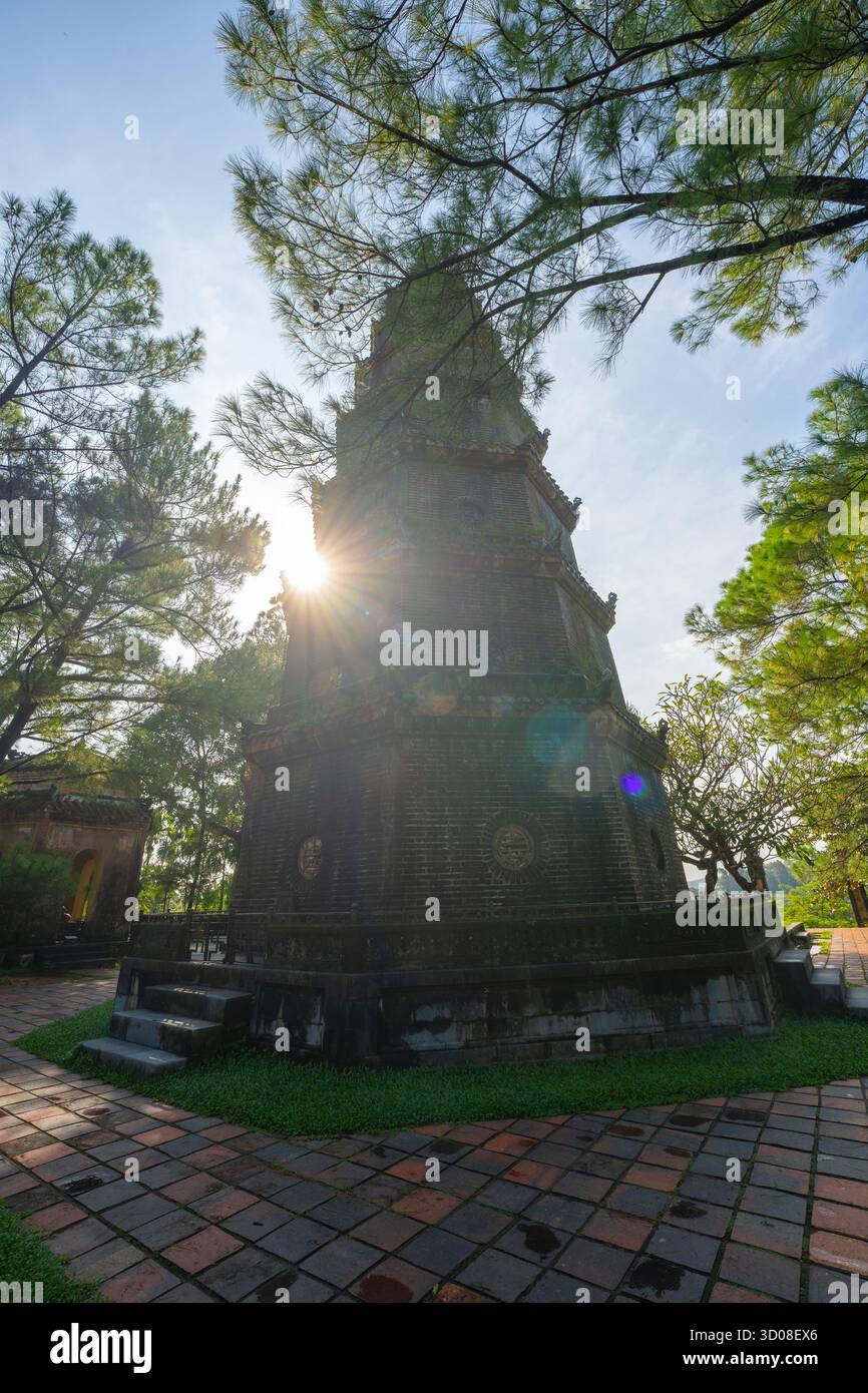 Vue aérienne de la pagode Thien Mu à Hue, Vietnam, l'une des anciennes pagodes de la ville de Hue. Il est situé sur les rives de la rivière Huong. Bel endroit et Banque D'Images Vue aérienne de la pagode Thien Mu à Hue, Vietnam, l'une des anciennes pagodes de la ville de Hue. Il est situé sur les rives de la rivière Huong. Bel endroit et Banque D'Images