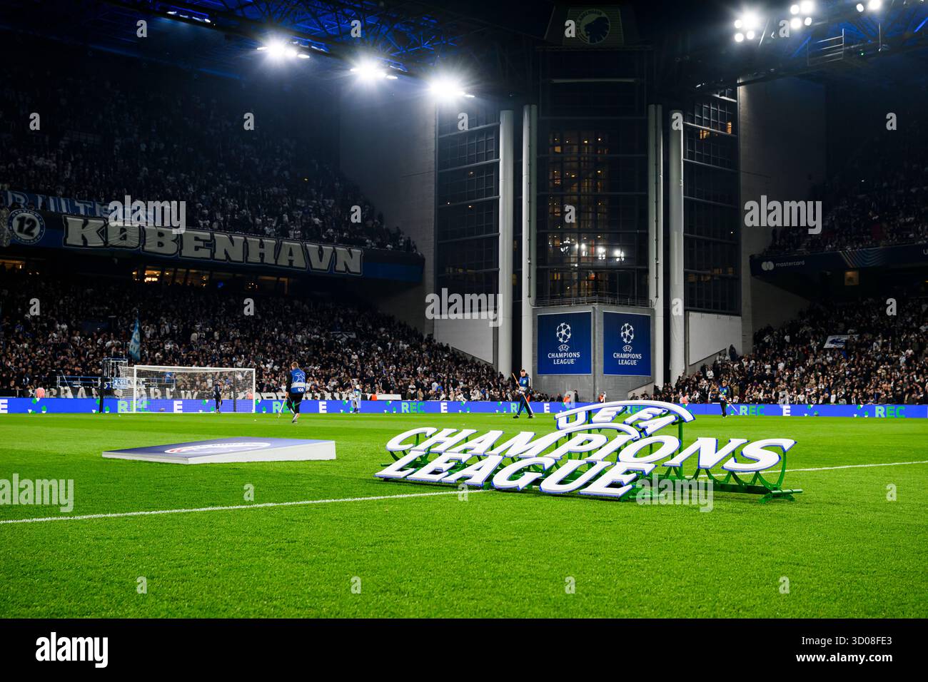 Logo de l'UEFA Champions League opsætning. Sektion 12 - København i baggrunden. Ligue des champions - phase de Ligue - FC København mod Borussia Dortmund - 21 Banque D'Images