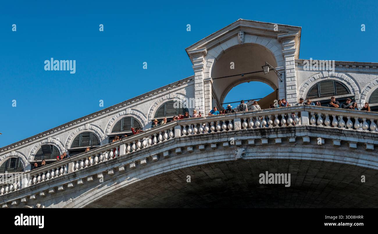 Le célèbre pont du Rialto sur le Grand canal à Venise, Italie Banque D'Images