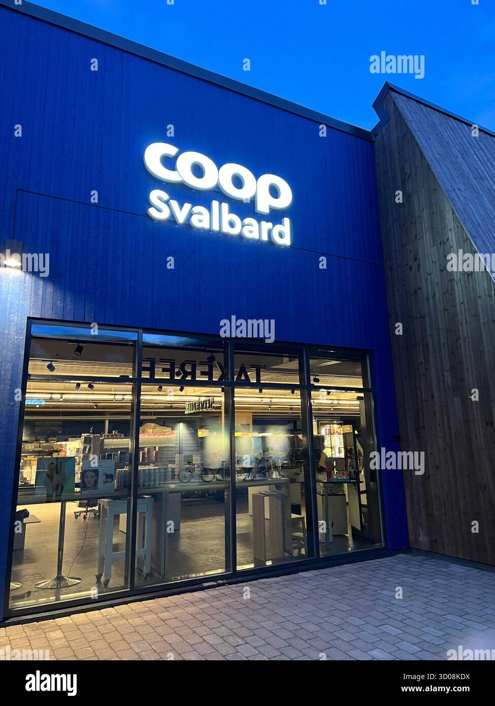 Longyearbyen, Svalbard - Sep 10, 2022 : Svalbardbutikken Coop grand magasin. Banque D'Images