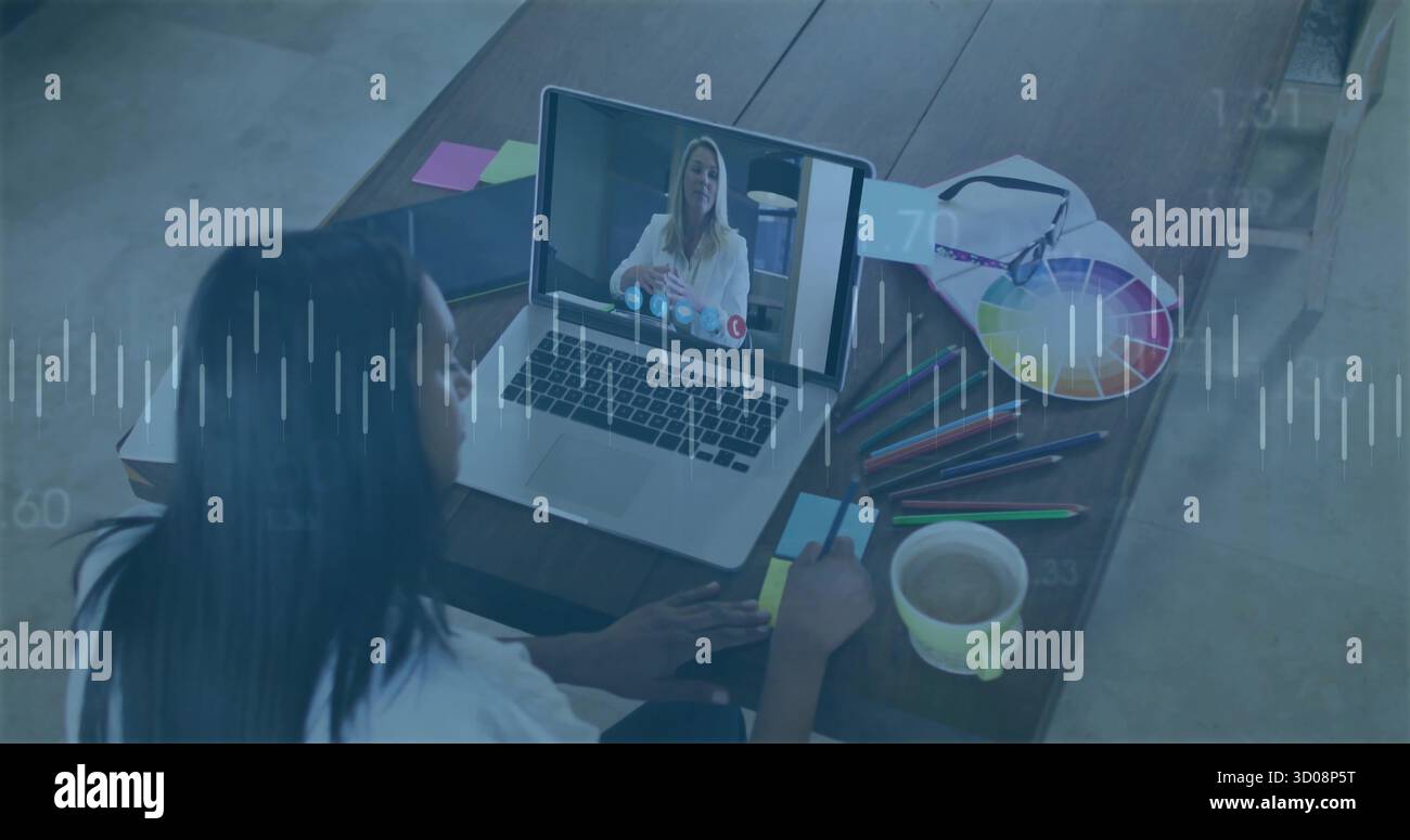 Prise de notes graphiste écrivant au bureau à domicile, avec ordinateur portable et roue de couleur, espace de copie Banque D'Images