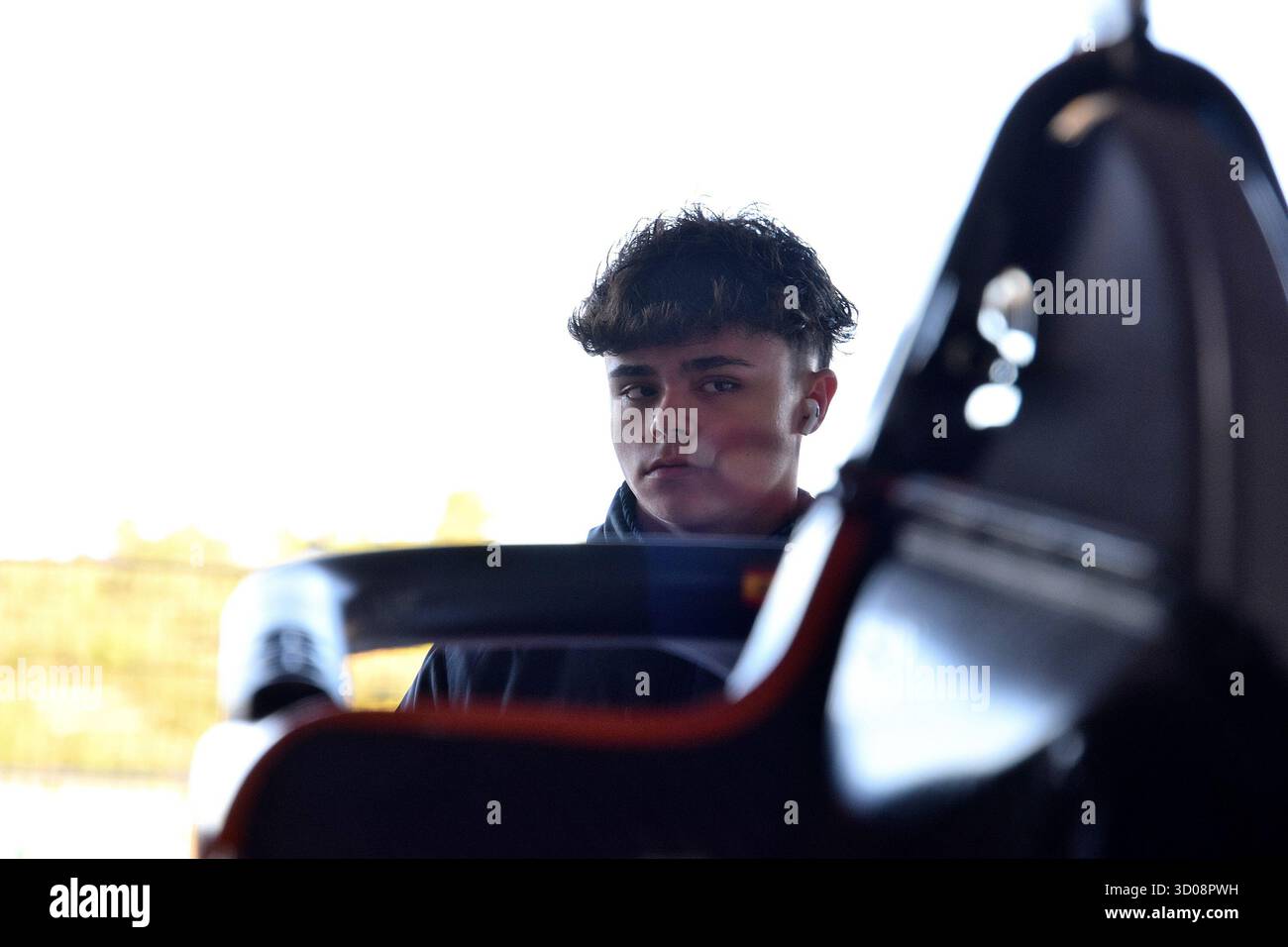 Le pilote espagnol Juan Cota regarde son MP Motorsports F4 aux boîtes Banque D'Images