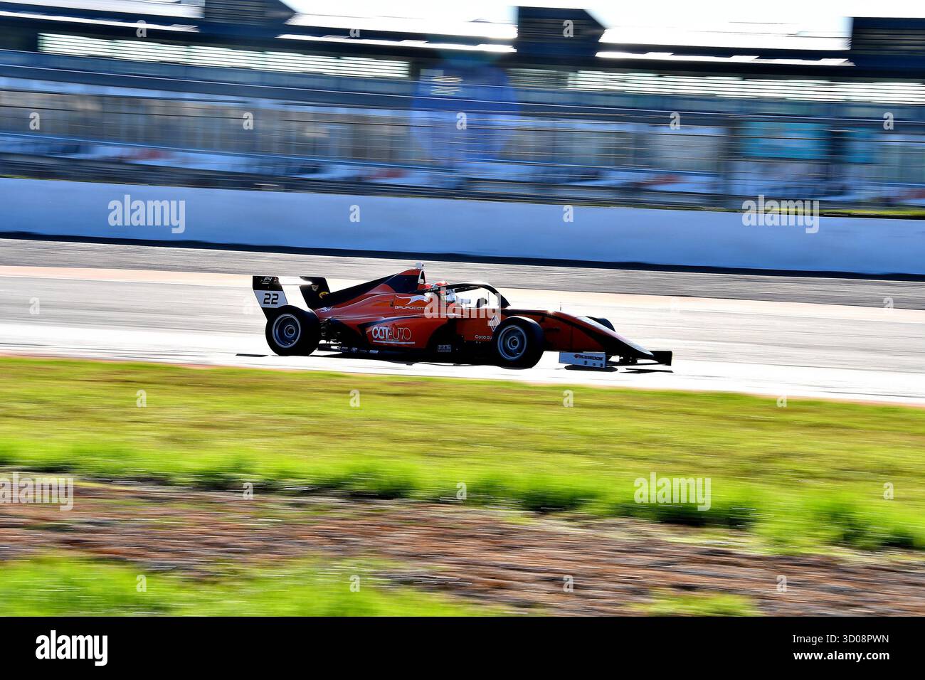 Le pilote espagnol Juan Cota de MP Motorsport lors des qualifications de samedi Banque D'Images