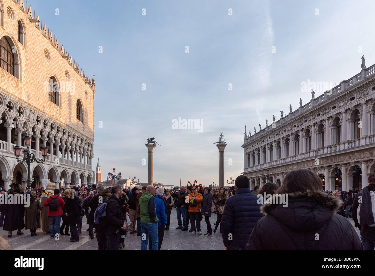 Participants masqués colorés au Carnaval de Venise. Costumes traditionnels et masques vibrants dans les rues historiques de Venise, Italie. 6 février 2016 Banque D'Images