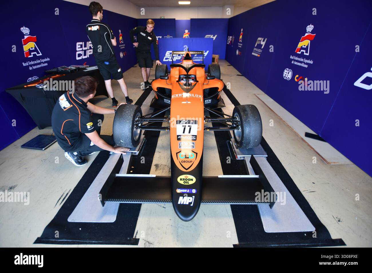 La monoplace MP Motorsports du pilote Reno Francot étant pesée à la caisse technique Banque D'Images