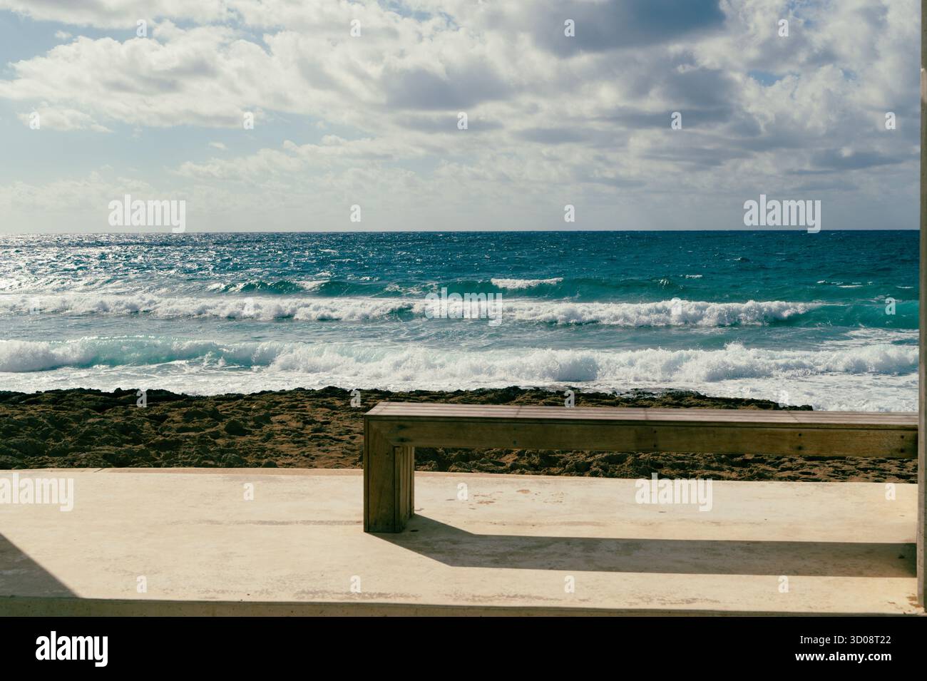 Cette scène côtière pittoresque et paisible présente des vagues douces avec une atmosphère vraiment sereine Banque D'Images