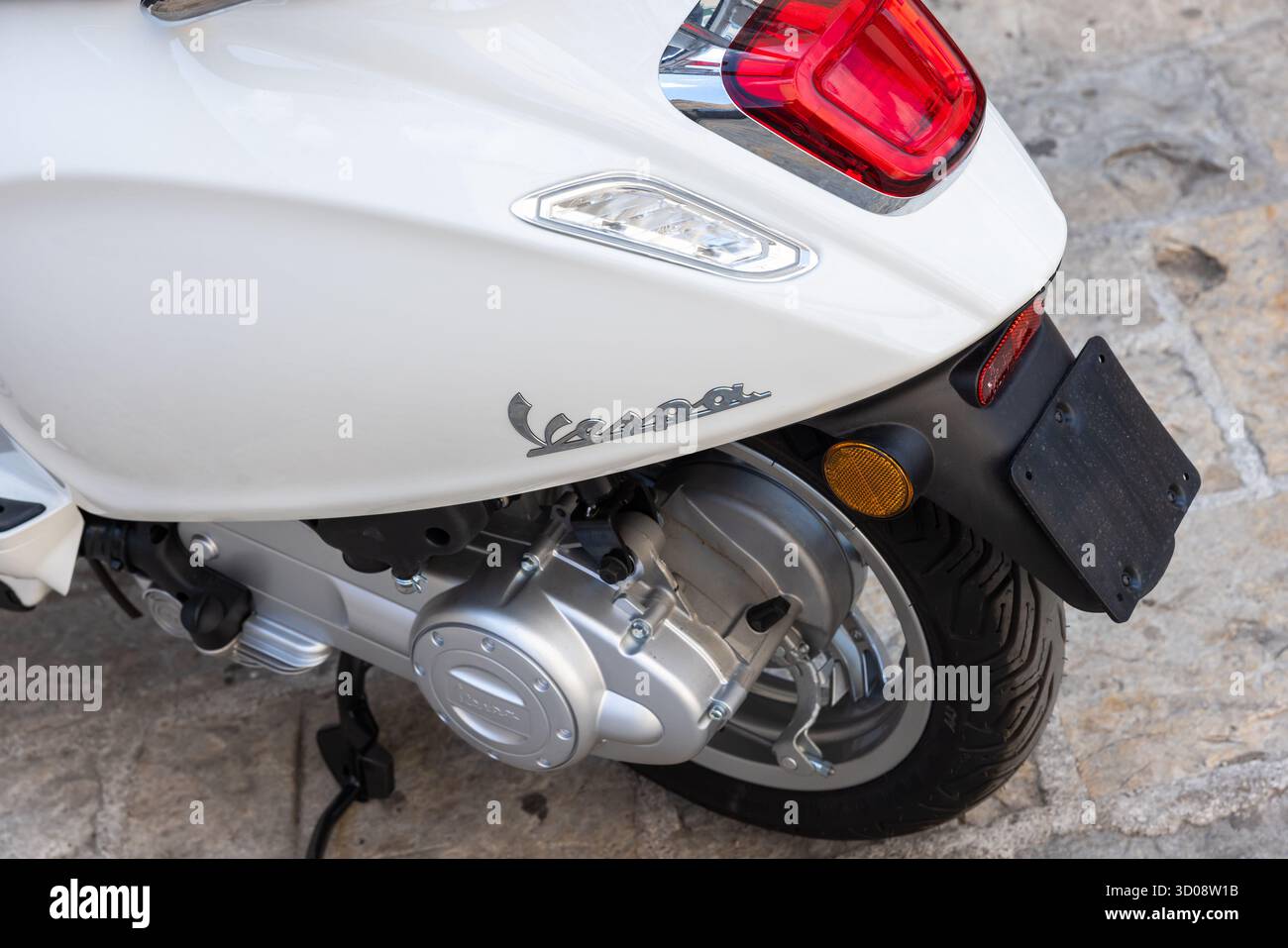 Istanbul, Turquie - 14 août 2025 : un scooter Vespa blanc élégant montré de l'arrière, mettant en évidence le carter moteur, le feu arrière et la roue arrière. PE Banque D'Images