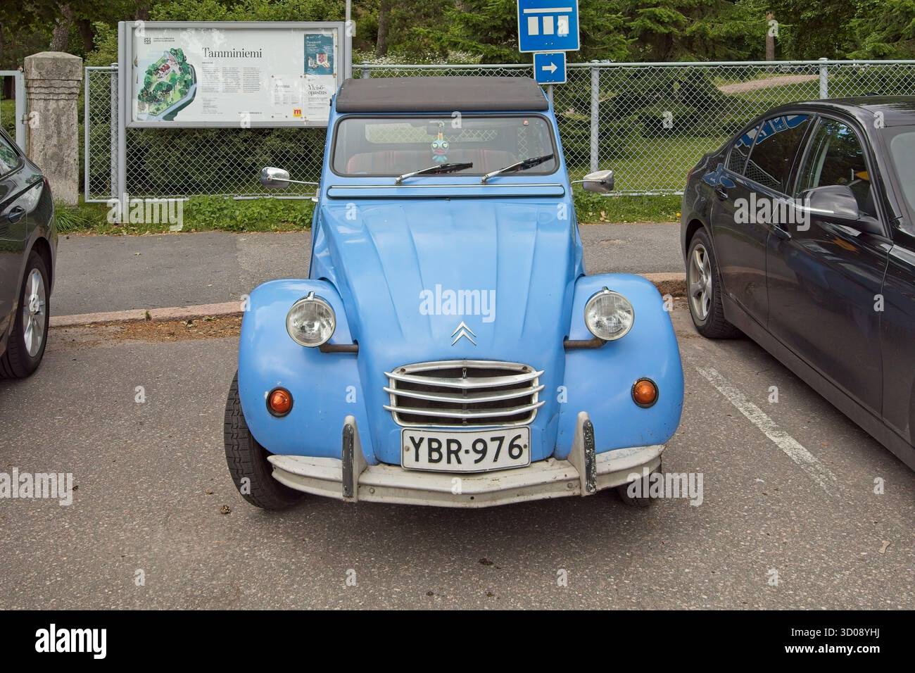 Citroën 2 CV 6 (1979) garé. Banque D'Images