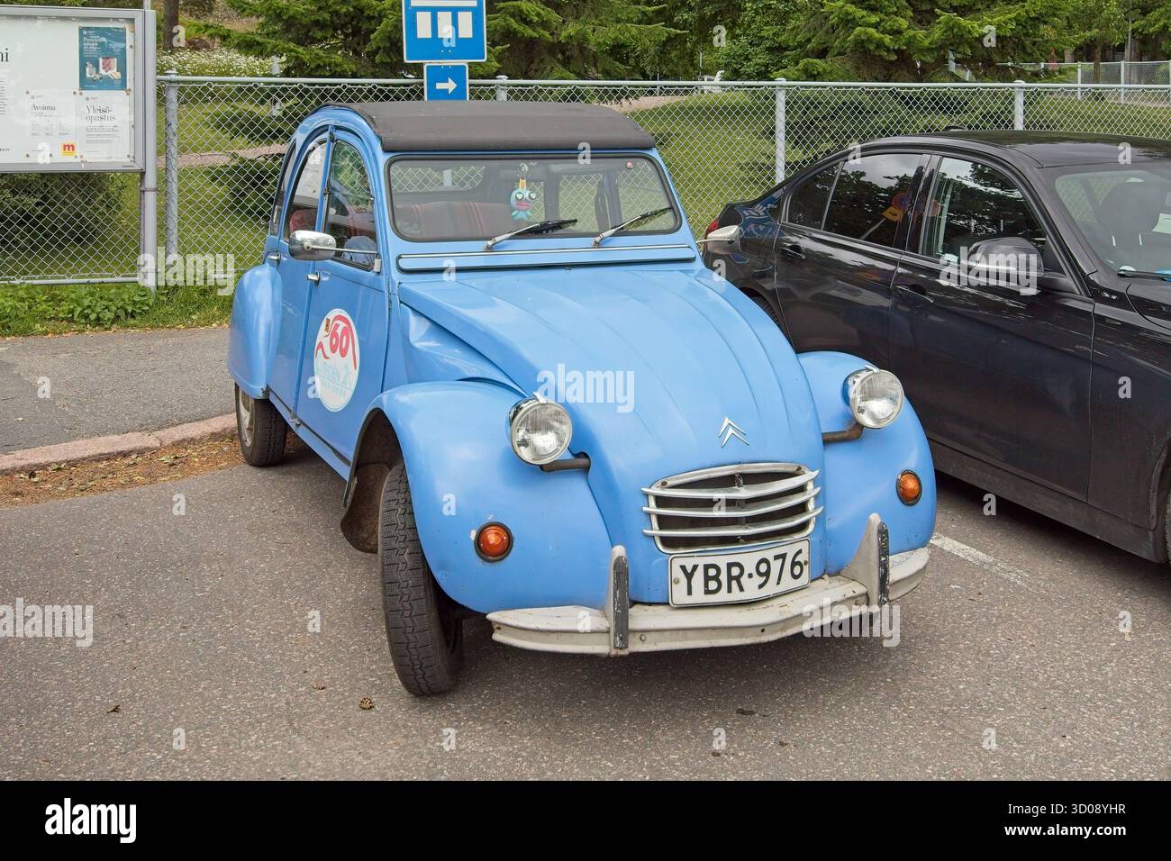 Citroën 2 CV 6 (1979) garé. Banque D'Images