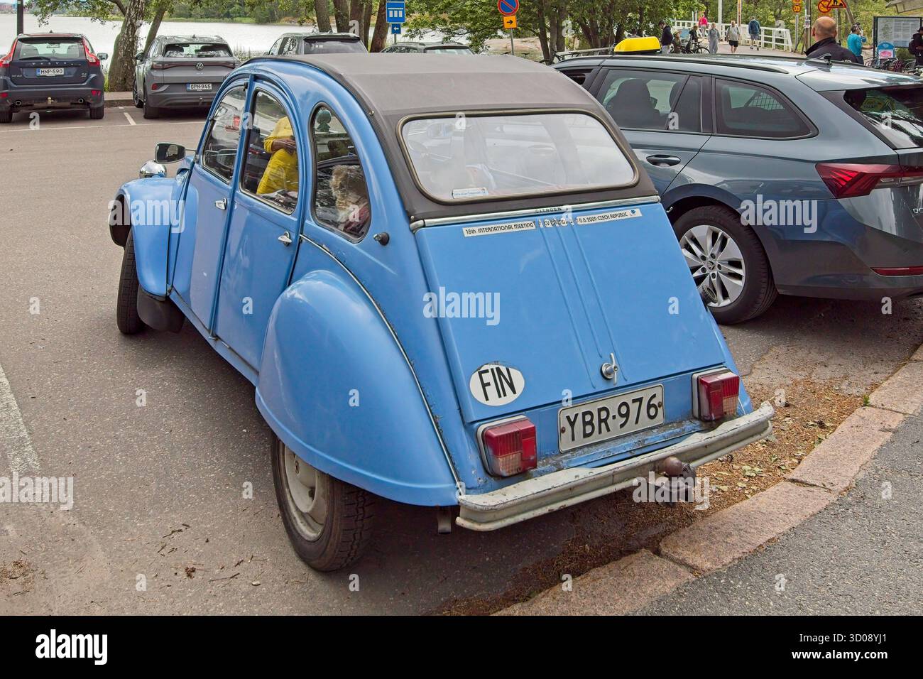 Citroën 2 CV 6 (1979) garé. Banque D'Images