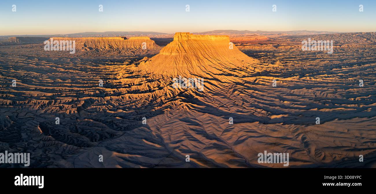 Tir par drone de la montagne Factory Butte dans l'Utah, aux États-Unis Banque D'Images
