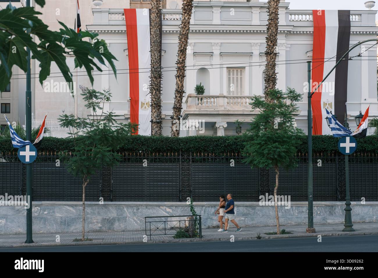 Ambassade d'Egypte à Athènes avec des drapeaux d'amitié, hébergé dans un manoir historique Nikolaos Psychas conçu par Ernst Ziller, Grèce Banque D'Images