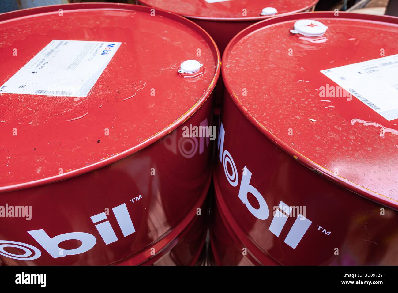 Cuxhaven, Allemagne - 01.28.2022 : barils en acier de couleur rouge avec huile de machine Mobil. Banque D'Images