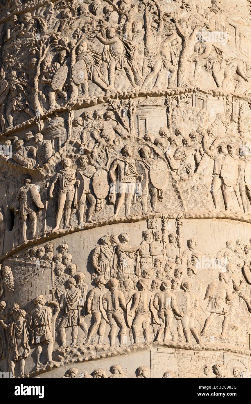 Rome. Italie. Colonne de Trajan (Colonna Traiana), AD 113. Détail des scènes, haut XLVIII/LXVI-LXVII ; les Daces abattent des arbres pour les utiliser dans une fortification voisine Banque D'Images
