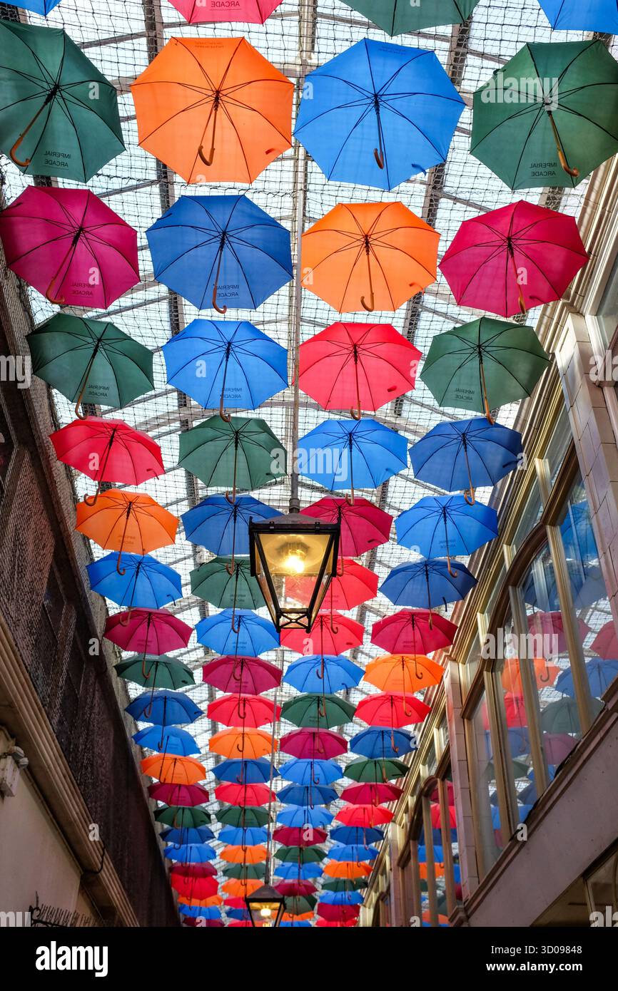 Brighton UK 22 octobre 2025 - des parapluies aux couleurs vives sont récemment apparus au plafond de l'Imperial Arcade de Brighton. Le bâtiment Art Déco est en train d'être réaménagé en un espace commercial et résidentiel dynamique après des années de négligence : crédit Simon Dack / Alamy Live News Banque D'Images