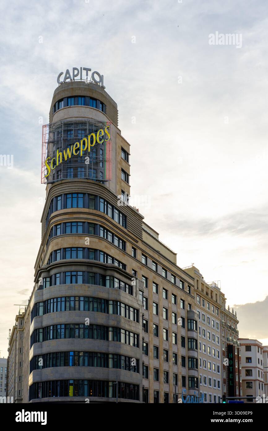 Bâtiment du Capitole et signe Schweppes, Madrid, Espagne Banque D'Images