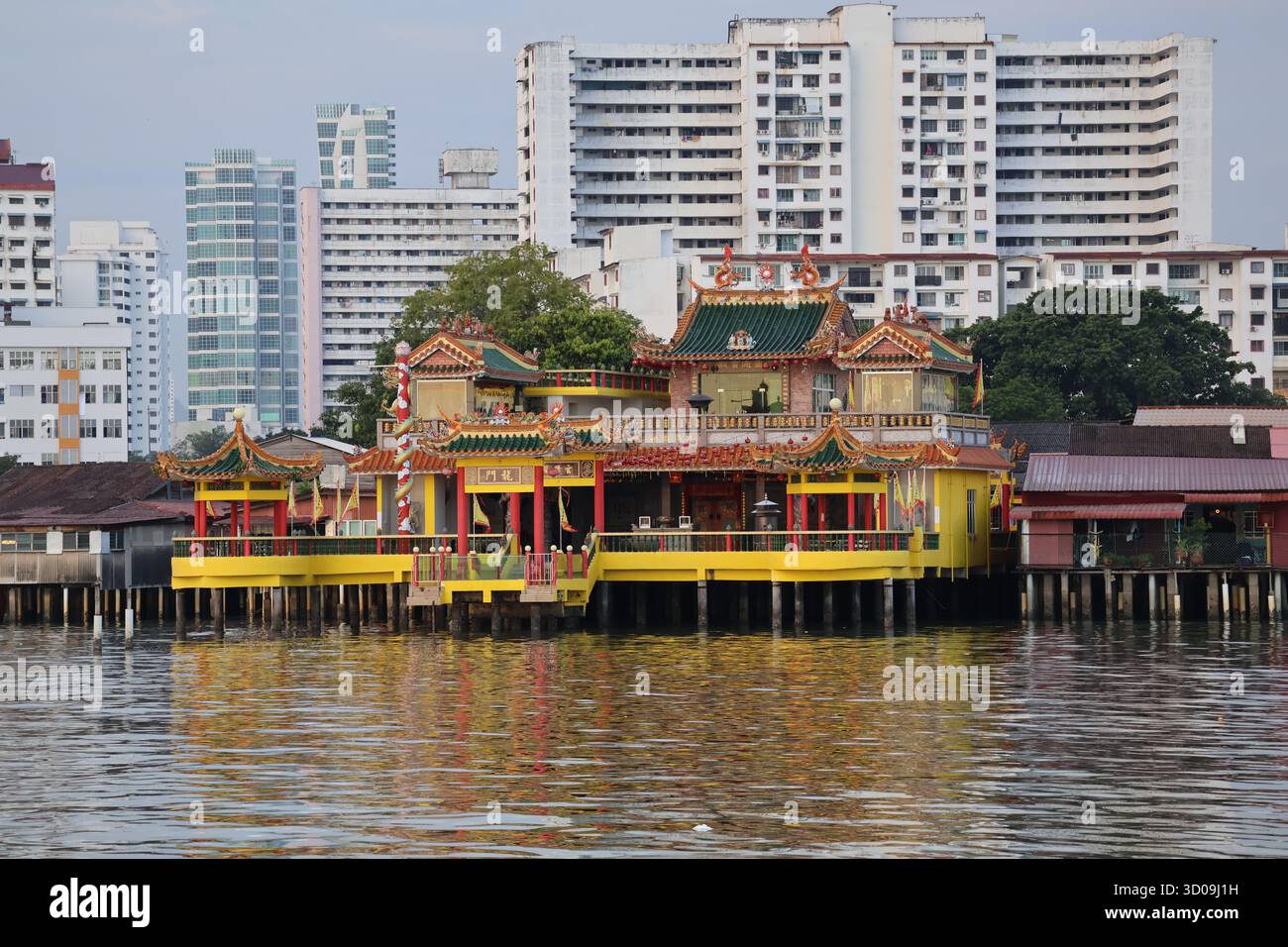 Le temple flottant Kuan Yin à Penang se dresse gracieusement au-dessus de l'eau, un sanctuaire serein dédié à la déesse de la Miséricorde. Ses pagodes colorées, Banque D'Images