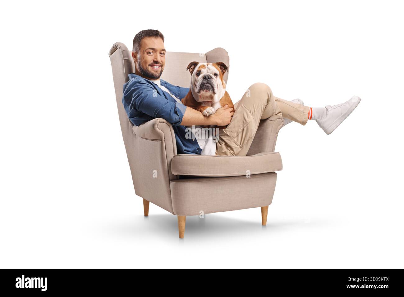 Jeune homme se reposant dans un fauteuil avec un bouledogue isolé sur fond blanc Banque D'Images