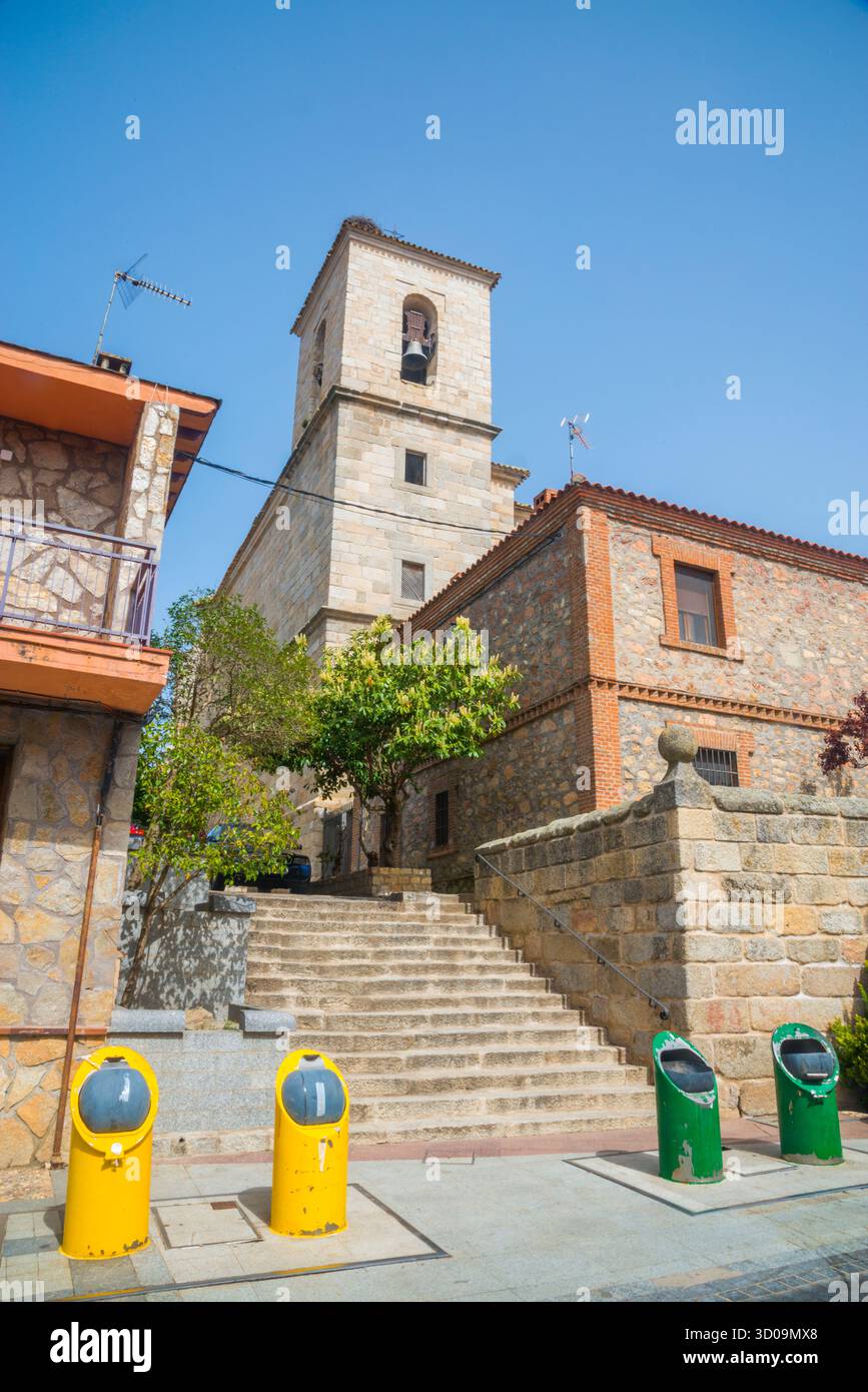 Rue et église. Cadalso de los Vidrios, province de Madrid, Espagne. Banque D'Images