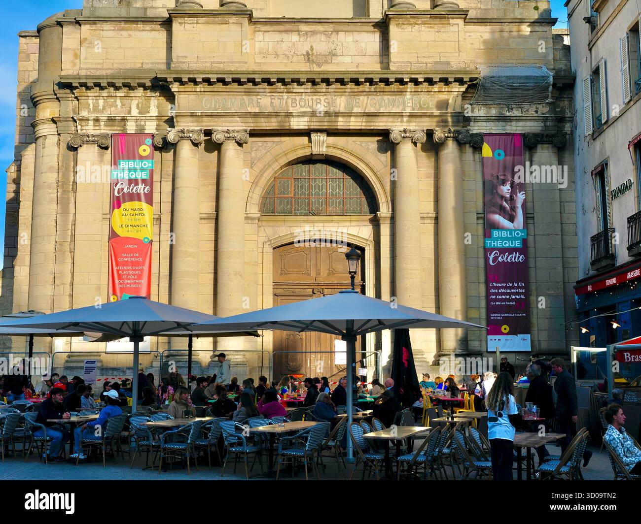 France, Côte d'Or, Dijon, zone classée au Patrimoine mondial de l'UNESCO, place du Théâtre, bibliothèque Colette dans l'ancienne chambre et bourse Banque D'Images