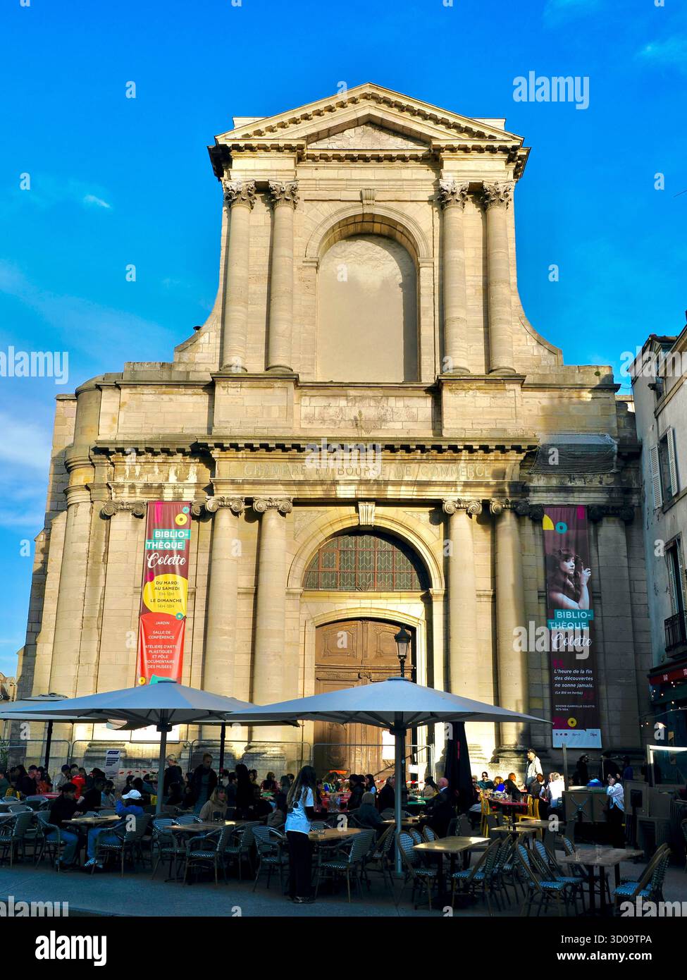 France, Côte d'Or, Dijon, zone classée au Patrimoine mondial de l'UNESCO, place du Théâtre, bibliothèque Colette dans l'ancienne chambre et bourse Banque D'Images