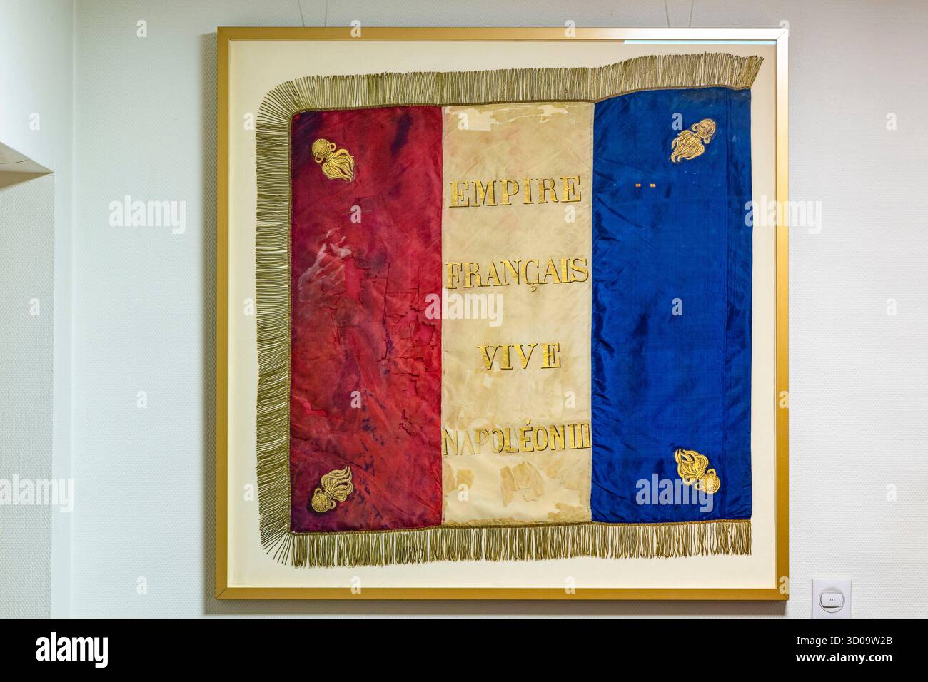France, Loir et cher, Lamotte-Beuvron, drapeau français en taffetas de soie, bordé d'or portant l'inscription Empire français vive Napoléon III, acheté par la commune en 1858 et exposé à côté du bureau du maire à la mairie Banque D'Images France, Loir et cher, Lamotte-Beuvron, drapeau français en taffetas de soie, bordé d'or portant l'inscription Empire français vive Napoléon III, acheté par la commune en 1858 et exposé à côté du bureau du maire à la mairie Banque D'Images