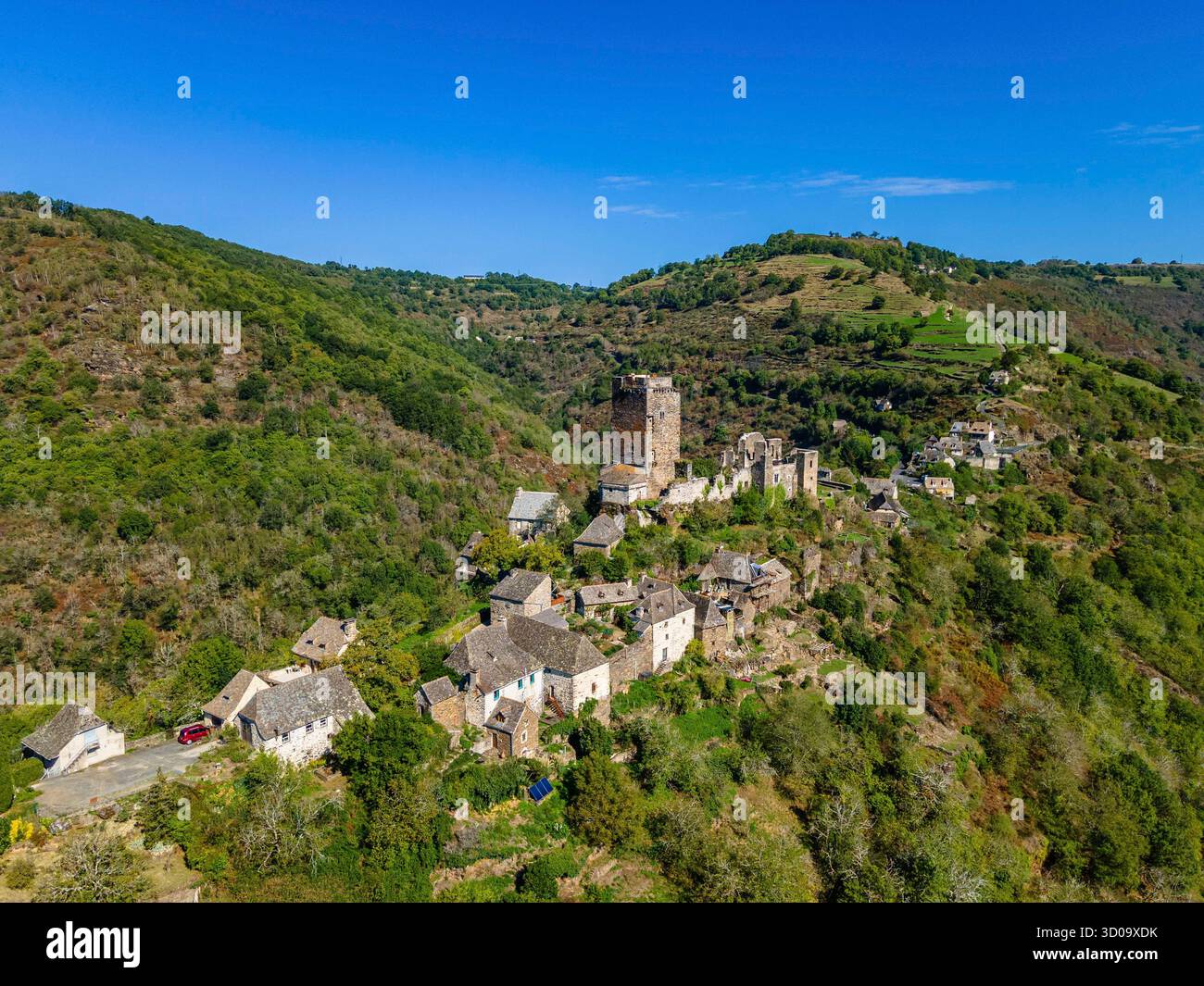 France, Aveyron, village et château de Valon, gorges de la Truyère, gorges de la Truyère (vue aérienne) Banque D'Images France, Aveyron, village et château de Valon, gorges de la Truyère, gorges de la Truyère (vue aérienne) Banque D'Images